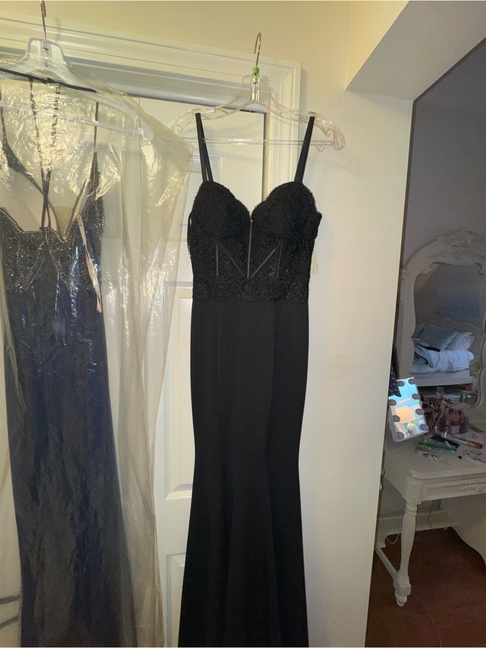 Elegant Black Lace Bodice Spaghetti-Strap Prom Dress